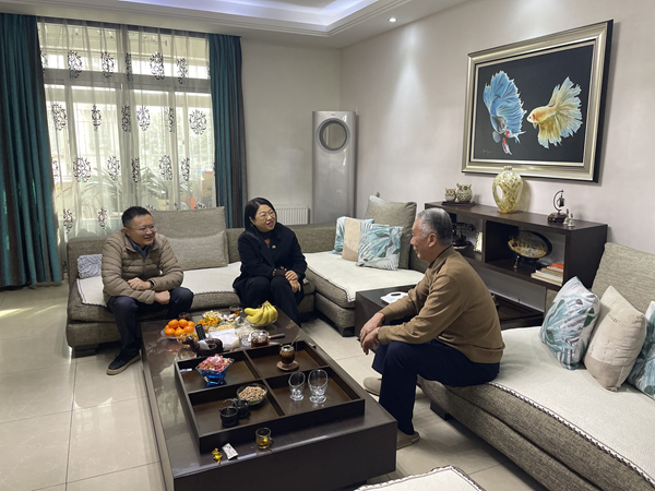 谈球吧体育集团等三家公司工会看望慰问退休职工